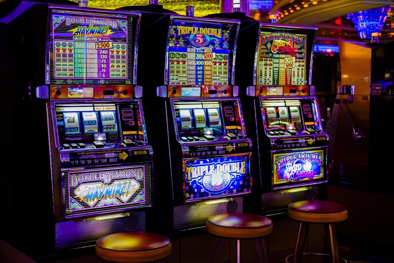Biểu tượng hũ vàng nổ tung với hiệu ứng jackpot rực rỡ tại 333win